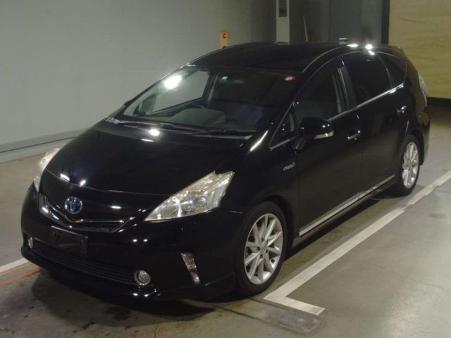 713 Toyota Prius alpha ZVW41W 2013 г. (TAA Hiroshima)